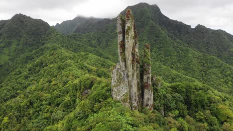 Islas-Cook---Orbita-Alrededor-De-La-Roca-De-La-Aguja-En-Rarotonga