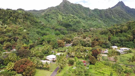 Cookinseln---Rarotonga-Fliegt-über-Ein-Dorf-In-Richtung-Berge