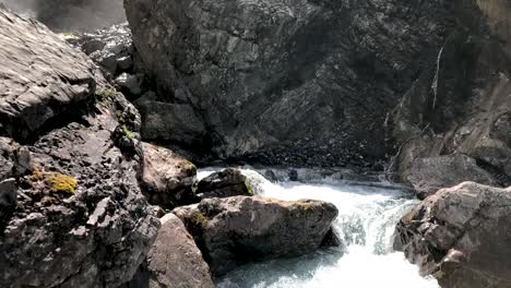 Zeitlupenaufnahme-Von-Wasser-Aus-Einem-Bergfluss,-Der-Hinuntergeht