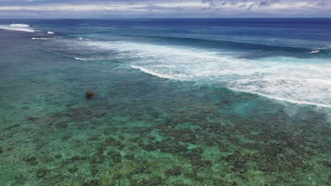 Cook-Islands-hover-with-the-drone-and-watching-the-waves