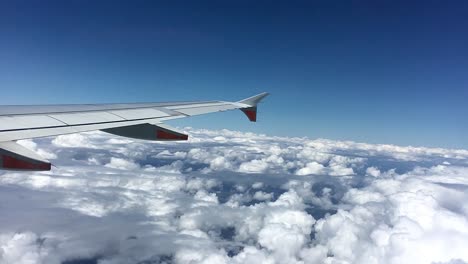 Flugzeug-Fliegt-über-Weiße-Wolken