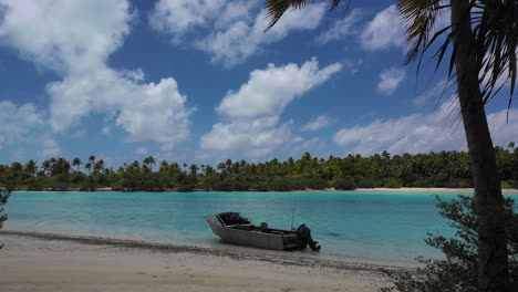Islas-Cook---Drone-Isla-De-Un-Pie-Comienza-Desde-La-Playa