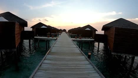 Überwasservillen-Bei-Sonnenuntergang-Auf-Den-Malediven