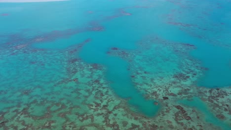 Cookinseln---Aitutaki-Fliegt-über-Das-Flache-Riff