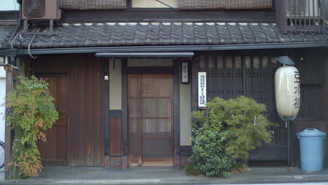 Beautiful-old-restaurant-with-sliding-doors-early-in-the-morning-in-Kyoto,-Japan-soft-lighting