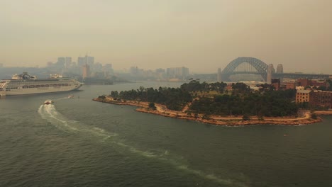 Sydney---Vuelo-Aéreo-De-Cruceros-En-Darling-Harbour-Durante-El-Incendio-Forestal
