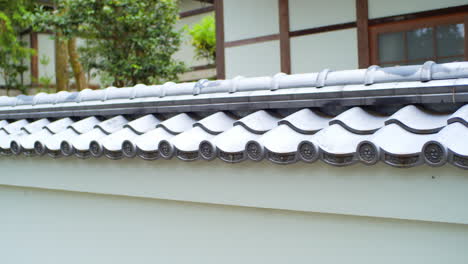 Glatter-Schuss-Der-Traditionellen-Japanischen-Dachpalets-In-Kyoto,-Japan-Weiche-Beleuchtung