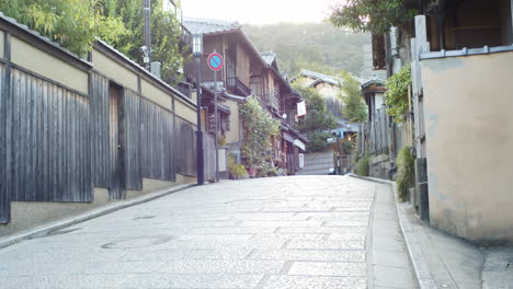 Calles-Temprano-En-La-Mañana,-Hermosa-Ciudad-Antigua-En-Kyoto,-Iluminación-Suave-De-Japón