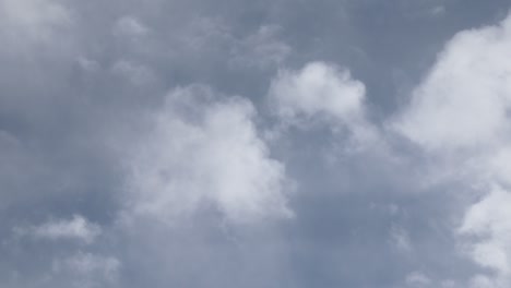 Weiße-Wolken-Ziehen-Durch-Einen-Stürmischen-Himmel
