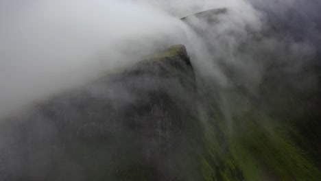 Wolken-Rollen-über-Berggipfel-In-Atmosphärischer-Naturlandschaft,-Luftbild
