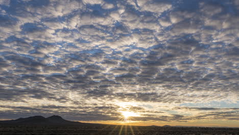 Lapso-De-Tiempo-Del-Amanecer-Sobre-El-Desierto-De-Mojave,-Nubes-Cirroestratos