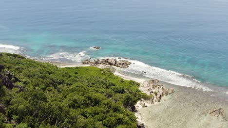 Antena-De-Costa-Tropical-Con-Hermosa-Playa-Y-Mar-Turquesa