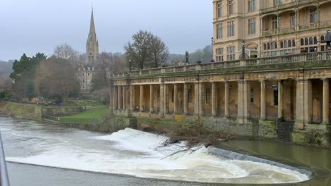 Looking-over-the-river-weir-at-the-Pulteney-Bridge-on-the-River-Avon,-at-the-Bath-Guildhall-Market,-in-the-beautiful-Roman-city-of-Bath,-in-the-English-West-Country