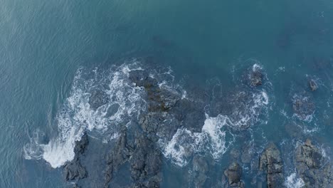 Meereswellen,-Die-Felsen-Schlagen,-Luftbild