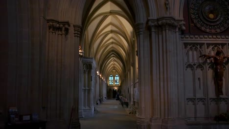 The-stunning-interior-of-the-spectacular-Wells-Cathedral,-with-its-beautiful-columns-and-huge-vaulted-arches,-in-Wells,-Enlgand