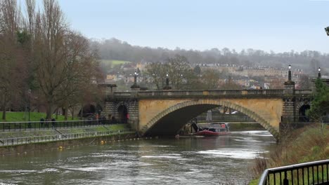 A-tranquil-view-along-the-River-Avon,-in-the-ancient-Roman-city-of-Bath,-towards-the-Avon-Parade,-in-the-county-of-Somerset,-England