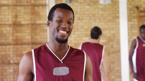 Lächelnder-Basketballspieler,-Der-Einen-Basketball-Hält
