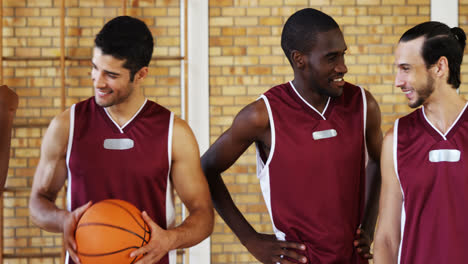 Basketballspieler-Interagieren-Auf-Dem-Spielfeld-Miteinander