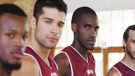 Jugadores-De-Baloncesto-Confiados-Sosteniendo-Baloncesto-En-La-Cancha