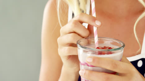Woman-drinking-smoothie