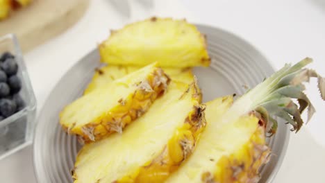 Scheiben-Und-Halbierte-Ananas-Im-Teller