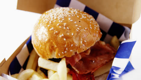 Hamburger-Und-Pommes-Frites-In-Einem-Take-Away-Behälter-Auf-Dem-Tisch