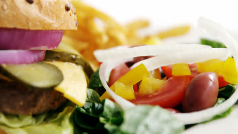 Snacks-Und-Salat-Vor-Weißem-Hintergrund