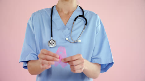 Krankenschwester-Zeigt-Band-Zur-Aufklärung-über-Brustkrebs