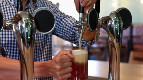 Barman-Llenando-Cerveza-Desde-La-Bomba-De-Cerveza-4k