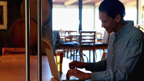 Mann-Benutzt-Laptop,-Während-Er-Bier-4k-Trinkt