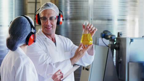 Techniker-Untersuchen-Olivenöl