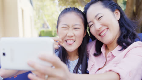 Daughter-and-mother-taking-selfie-with-mobile-phone-4k