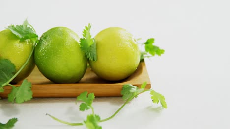 Limettenfrüchte-In-Einem-Tablett-Mit-Korianderblatt-4k