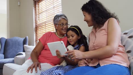 Mädchen-Mit-Mutter-Und-Großmutter,-Die-Auf-Ein-Digitales-Tablet-4k-4k-Zeigen