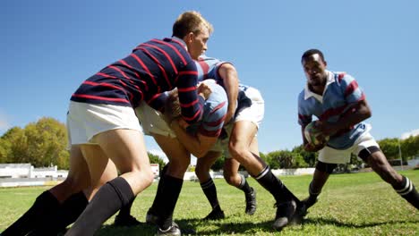 Rugbyspieler-Spielen-Rugby-Auf-Dem-Feld-4k-4k