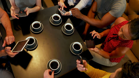 Gruppe-Von-Freunden,-Die-Beim-Kaffeetrinken-Ihr-Mobiltelefon-Nutzen-4k-4k