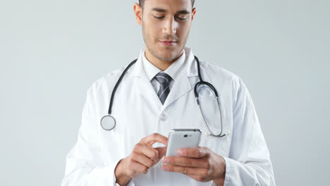 Doctor-Sonriente-Usando-Un-Teléfono-Inteligente-4k-4k
