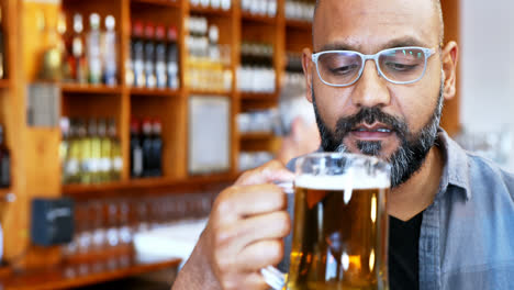 Mann-Trinkt-Ein-Glas-Bier-Im-Restaurant-4k