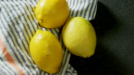 Zitrone-Mit-Einem-Tuch-Auf-Schwarzem-Hintergrund-4k