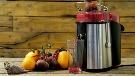 Juice-maker-pouring-juice-into-glass-4k