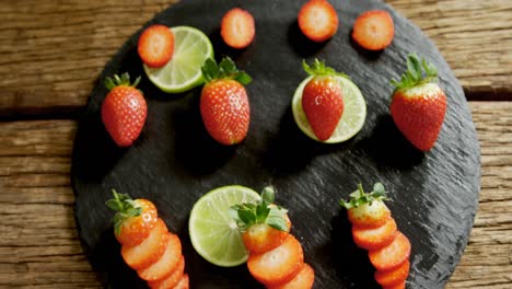 Erdbeeren-Und-Zitrone-Auf-Einer-Holzoberfläche-Platziert-4k-4k