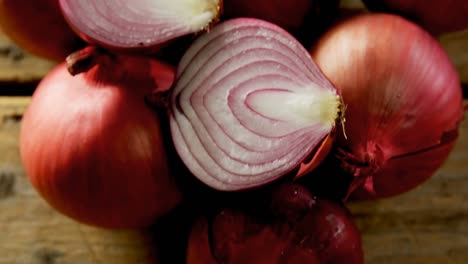 Onions-on-a-wooden-table-4k