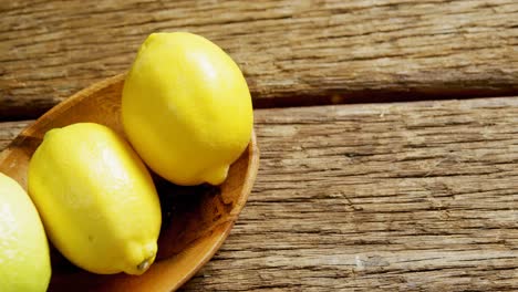 Zitronen-Auf-Einem-Teller-Auf-Einem-Holztisch-4k