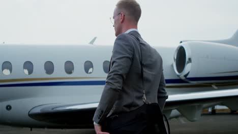 Businessman-walking-towards-private-jet-4k