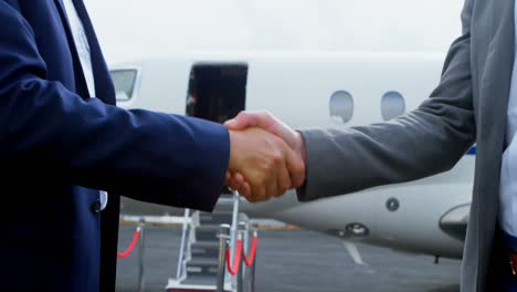Business-people-shaking-hands-with-each-other-at-terminal-4k