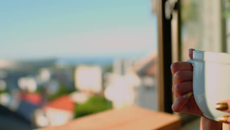 Frau-Trinkt-Eine-Tasse-Kaffee-Und-Schaut-Durch-Das-Fenster-4k