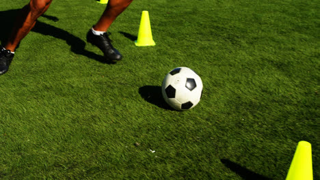 Fußballspieler,-Der-Auf-Dem-Feld-4k-Trainiert