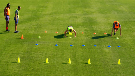 Fußballspieler-Trainieren-Auf-Dem-Feld-4k