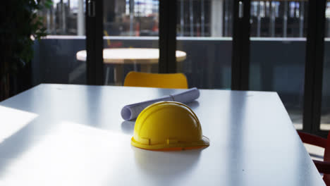 Blaupause-Und-Bauarbeiterhelm-Auf-Einem-Tisch-4k