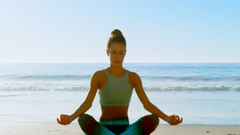 Mujer-En-Forma-Realizando-Yoga-En-La-Playa-4k